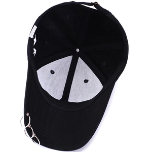 Casquette de baseball en coton noir avec trois anneaux métalliques argentés sur la visière