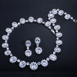 Détail du collier et des boucles d'oreilles avec cristaux de zircone AAA transparents