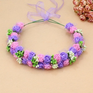Detail von Blumenkrone mit lila und rosa Schaumstoffrosen und verstellbarem Band