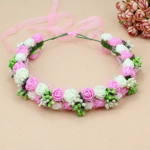 Blumenkrone mit rosa und weißen Rosen sowie grünem Blattwerk und Band für Hochzeiten