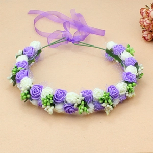 Detailansicht von lila-weißem Rosen-Brauthaarschmuck mit zartem violettem Seidenband