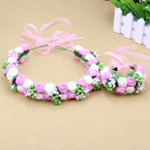 Detail von rosa-weißem Rosen-Haarband mit Organza-Bändern und passender Handgelenks-Corsage