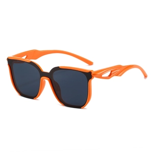 Schicke Oversize-Sonnenbrille mit orange-schwarzem Rahmen und verzierten Bügeln