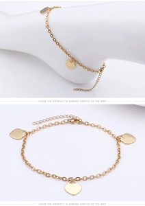 Détail d'une chevillère dorée réglable avec trois pendentifs en forme de cœur et extension