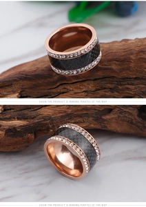 Détail macro d'une bague en acier or rose avec fibre de carbone noire et cristaux