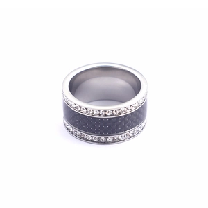 Bague en acier inoxydable de style occidental avec fibre de carbone et rangées de cristaux