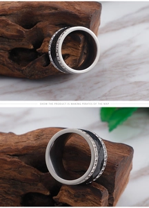 Vue détaillée d'une bague large en acier avec fibre de carbone noire et cristaux pavés