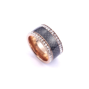 Bague en acier inoxydable or rose et noir avec double rangée de cristaux, vue latérale