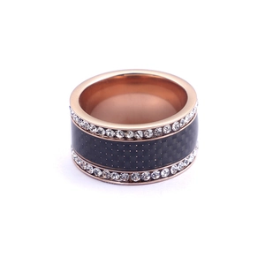 Bague large en acier rose avec insert en carbone noir et double rangée de zircons brillants