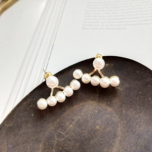 Elegant 925 sterling silver fan-shaped pearl stud earrings with gold plating