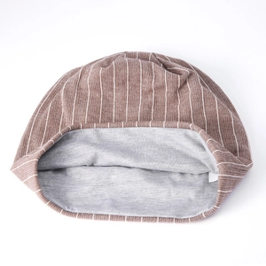 Bonnet en maille rayée marron avec doublure grise douce pour la chaleur hivernale