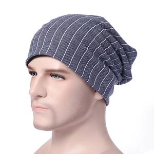 Gros plan du bonnet en tricot à rayures bleu marine et blanc sur mannequin pour l'hiver