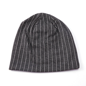 Vue détaillée du bonnet en tricot à rayures verticales montrant la texture et la couture