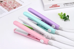 Mini lisseurs en rose, blanc, menthe et violet sur un bureau blanc au style élégant