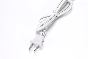 Détail de la fiche et du câble blanc 2,5A 250V pour mini lisseur à cheveux portable