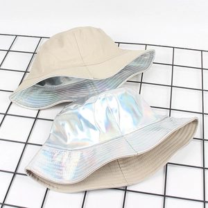 Bob réversible beige en coton et argent holographique avec finition laser brillant