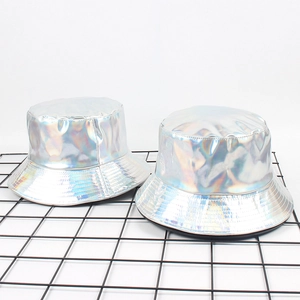 Bobs argentés holographiques 3D au laser présentés sur un support élégant en maille noire