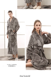 Détail d'un peignoir en flanelle grise avec col texturé et tissu polaire épais