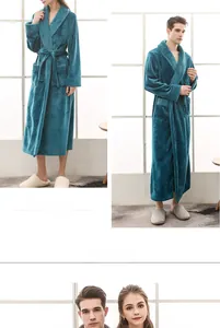 Détail d'un peignoir en flanelle bleue montrant la texture et les motifs des poignets