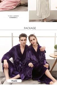 Vue détaillée du peignoir en flanelle violette avec texture matelassée et ceinture