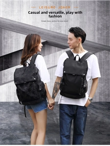 Detail eines schwarzen Nylon-Rucksacks mit Schnallenverschluss und Reißverschlusstaschen