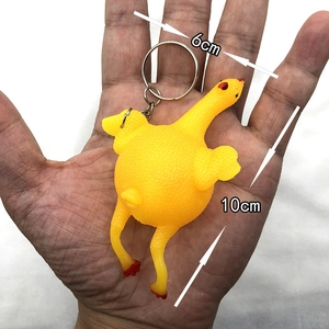 Détail montrant la largeur de 6 cm et la hauteur de 10 cm de ce porte-clés poulet