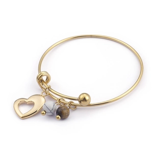 Bracelet coeur en acier doré avec perles de marbre sur un fond blanc épuré