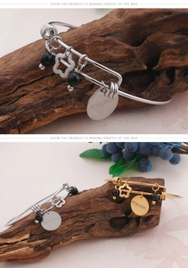 Macro detail of engraved 'i love you mom' metal plate on heart pendant bracelet