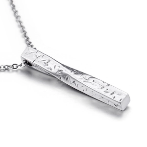 Collier homme en acier inoxydable argenté avec pendentif barre torsadée à texture irrégulière