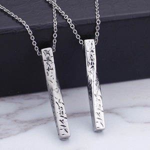 Collier pour homme en acier inoxydable avec pendentif torsadé et finition martelée
