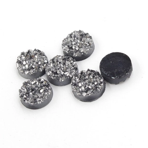 Macro-opname van 12mm donkergrijze hars cabochons met getextureerd kristaloppervlak