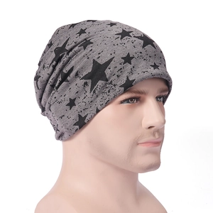 Bonnet en maille grise avec étoiles noires et taches d'encre sur un mannequin homme