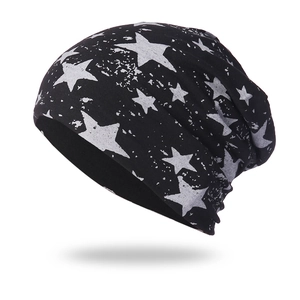 Détails de ce bonnet noir à motif d'étoiles argentées et texture en maille douce de coton