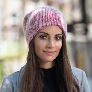 Détail du motif en tricot rose et blanc d'un bonnet d'hiver doux en poil de lapin angora