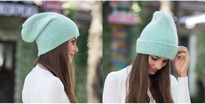 Primer plano del gorro de punto verde claro con textura suave de angora para el calor invernal