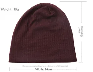 Dettaglio del berretto in maglia bordeaux con trama a nido d'ape e dimensioni 27x26cm