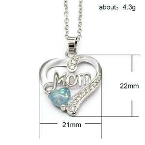 Versilberte Herz-Opal-Halskette mit Mom-Schriftzug und Maßen von 21x22mm im Detail