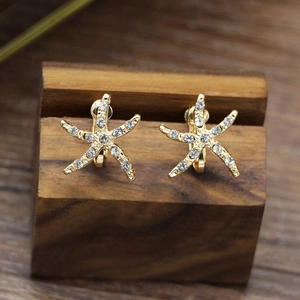 Starfish bridal earrings with sparkling white crystals and elegant gold finish