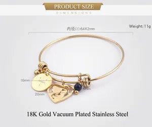 Detailaufnahme des 18K vergoldeten Armreifs mit Happy Mother's Day Gravur und Anhängern