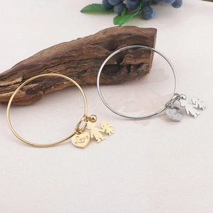 Bracelets de couple minimalistes en acier titane avec breloques cœur et figurines or et argent