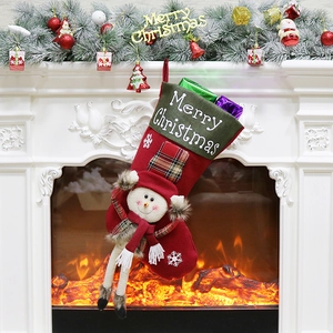 Chaussette de Noël rouge et verte avec bonhomme de neige 3D sur la cheminée