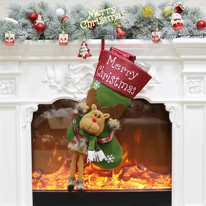 Chaussette de Noël avec renne en peluche sur une cheminée aux décorations festives