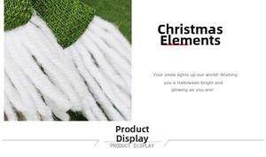 Détail de chaussette de Noël en tricot vert et blanc avec pompon festif et texture
