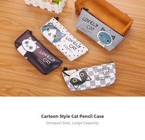 Vue détaillée de quatre trousses à motifs de chats sur un bureau en bois rustique