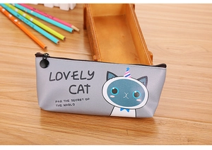 Détail d'une trousse grise avec motif de chat mignon et fermeture éclair résistante