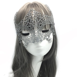 Detailed view of silver lace masquerade mask with glitter and delicate凤凰 pattern