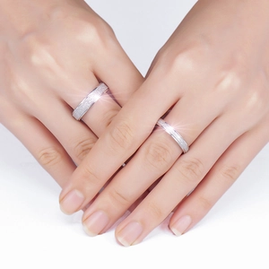 Anelli di coppia in acciaio inossidabile argento satinato indossati con effetto glitter