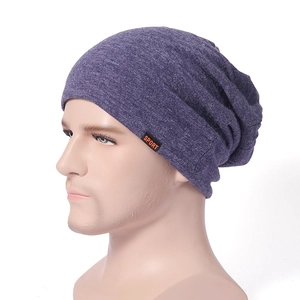 Détail d'un bonnet en tricot violet montrant la texture côtelée et l'étiquette Sport