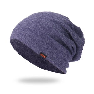 Bonnet tombant violet foncé avec étiquette SPORT et texture chinée pour sports d'hiver