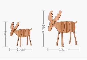 Detailed size comparison of two wooden reindeer Christmas ornaments with dimensions